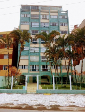 Pé na areia de frente ao mar